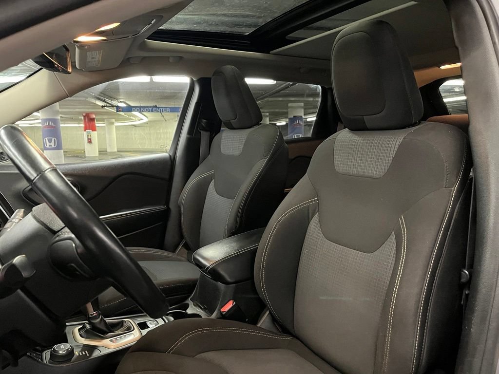 Used 2015 Jeep Cherokee Latitude w/ Comfort/Convenience Group AWD/4WD image 19