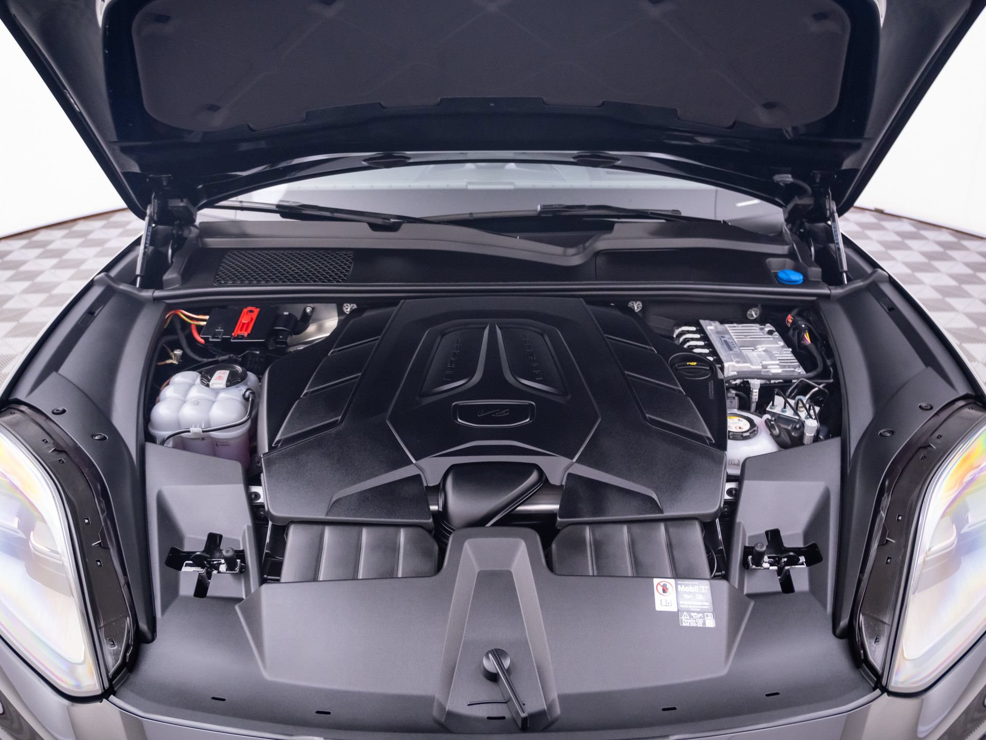 Certified 2025 Porsche Cayenne E-Hybrid Coupe AWD/4WD image 31