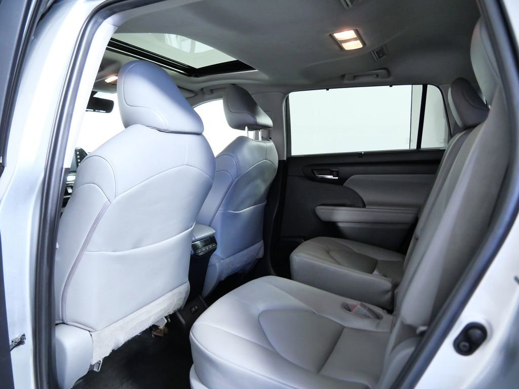 Used 2020 Toyota Highlander XLE image 14