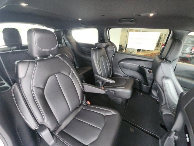 New 2026 Chrysler Pacifica Select image 13
