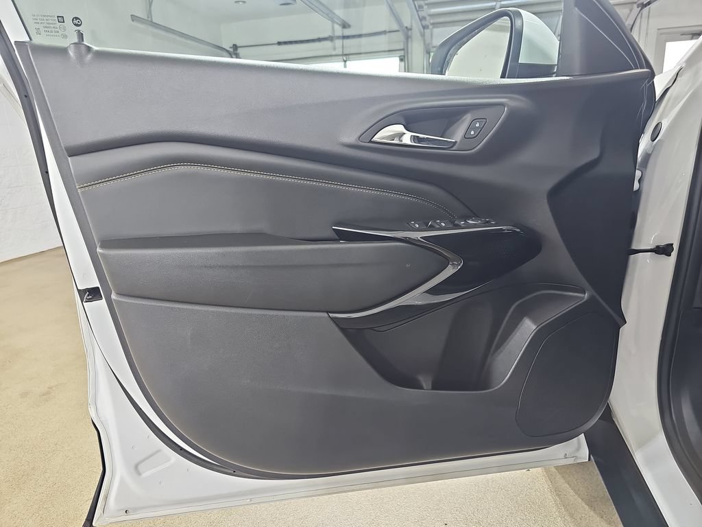 Certified 2025 Chevrolet Trax LT w/ Driver Confidence Package FWD image 31