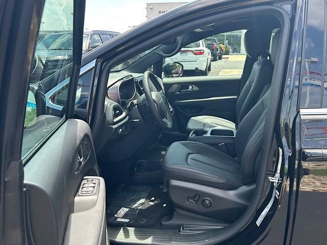 New 2025 Chrysler Pacifica Select image 6