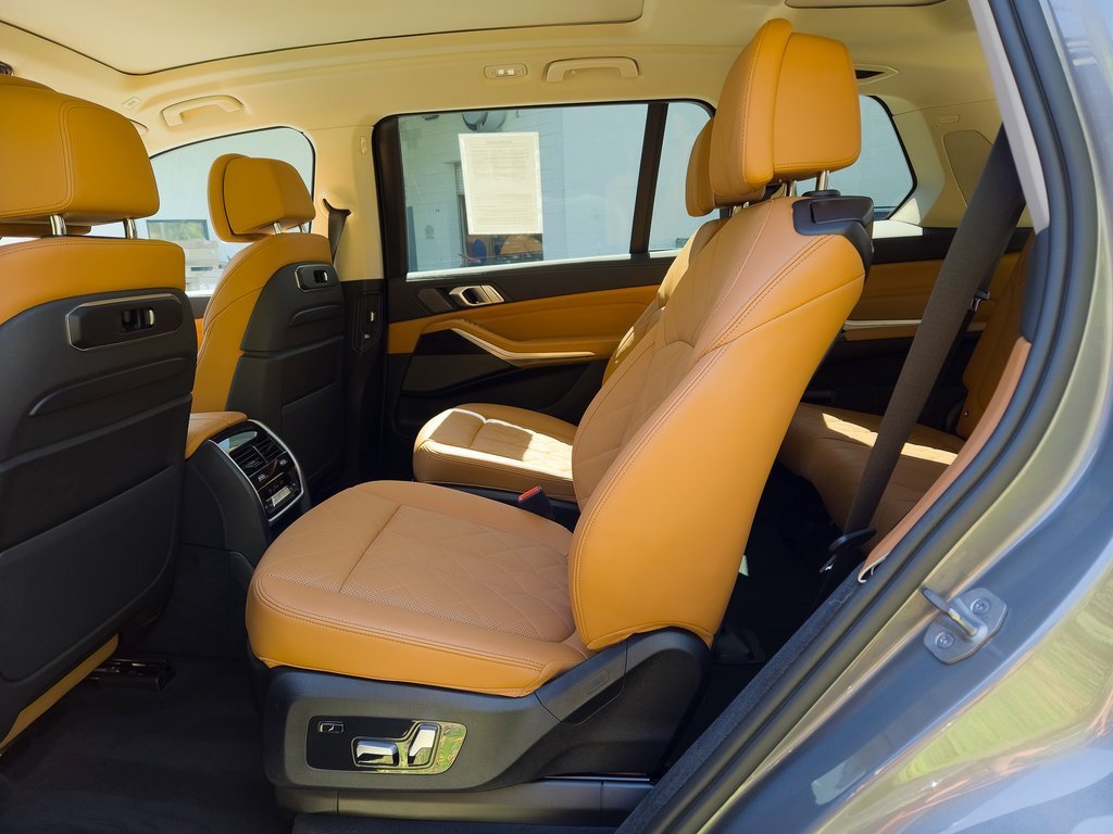 Used 2023 BMW X7 xDrive40i w/ Premium Package image 21