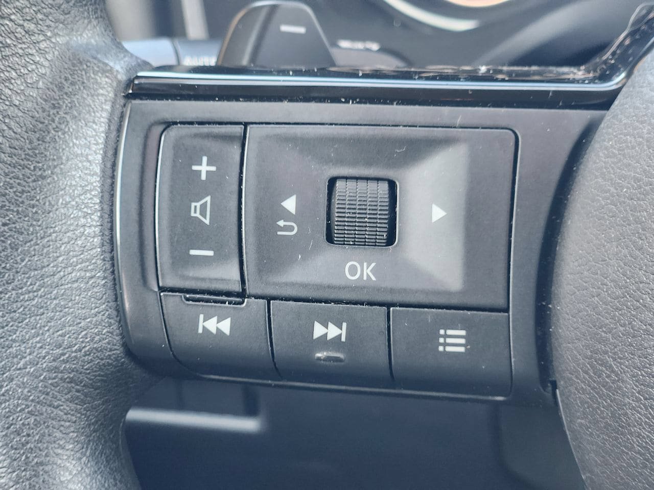 Used 2023 Nissan Rogue SV FWD image 26