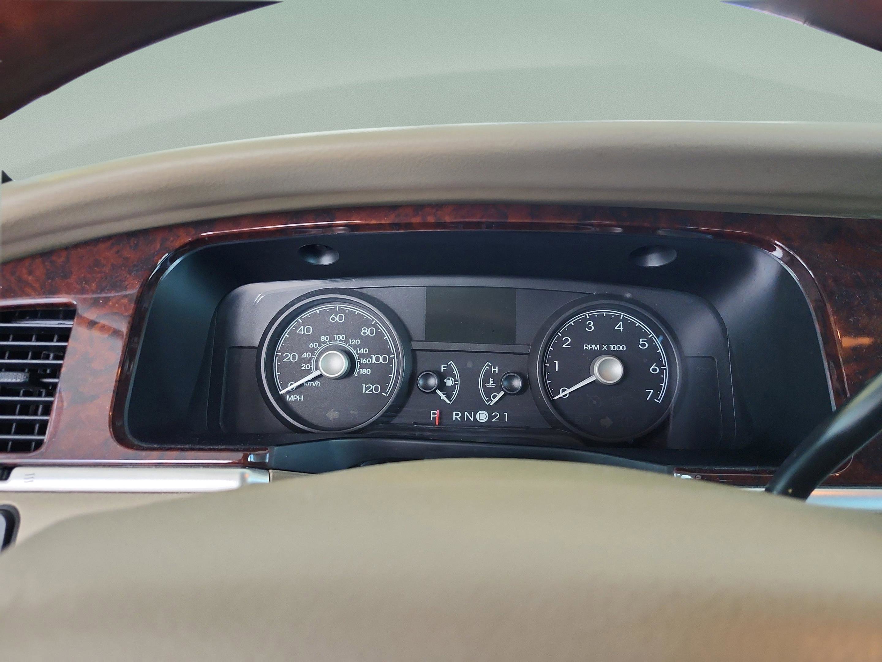 Used 2009 Lincoln Town Car Signature Limited RWD image 10