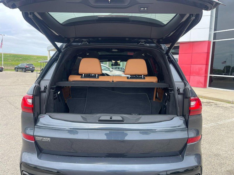 Used 2022 BMW X7 M50i w/ Luxury Seating Package image 24