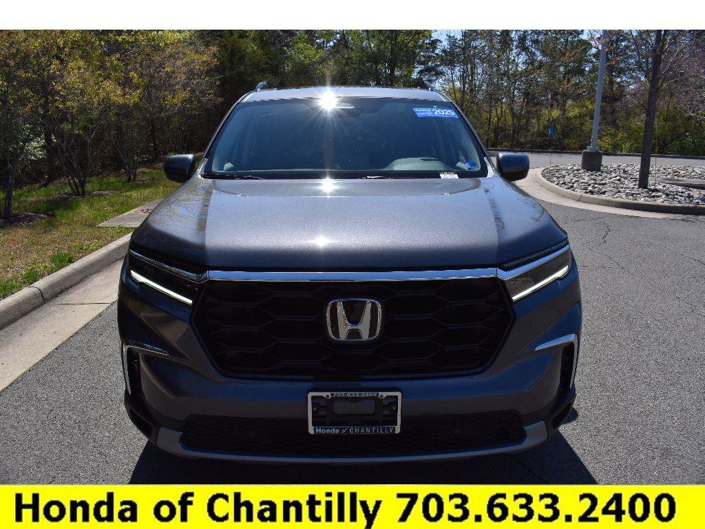 Used 2025 Honda Pilot Touring image 2