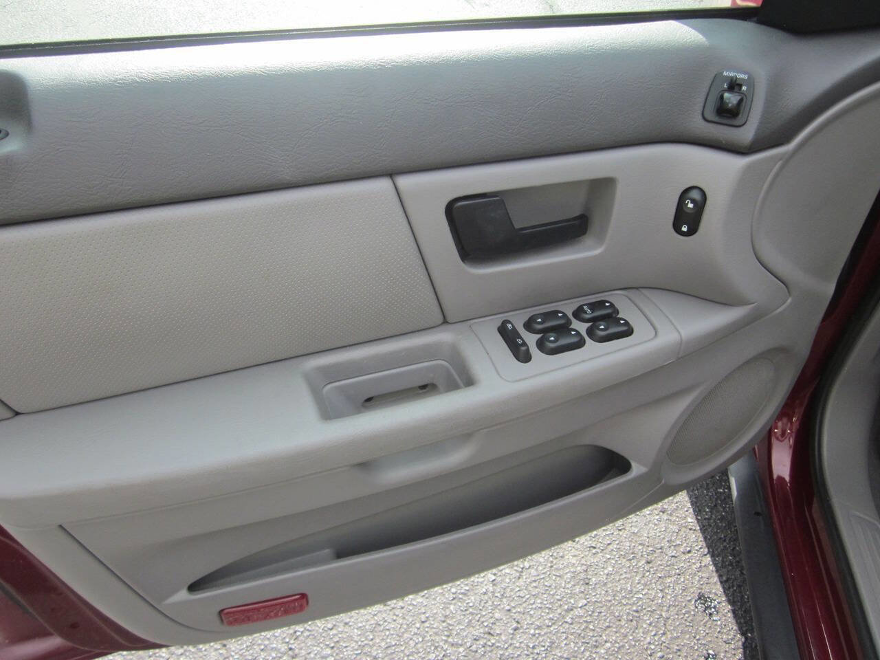 Used 2005 Ford Taurus SE FWD image 11