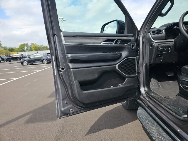 Used 2024 Jeep Wagoneer Series II w/ Flexible Seating Group image 15