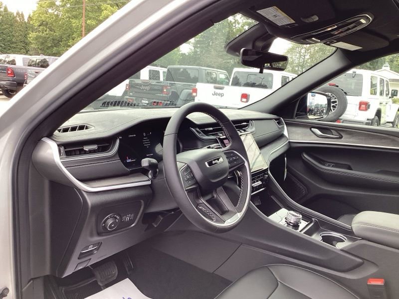 New 2025 Jeep Grand Cherokee Limited w/ Black Appearance Package image 30