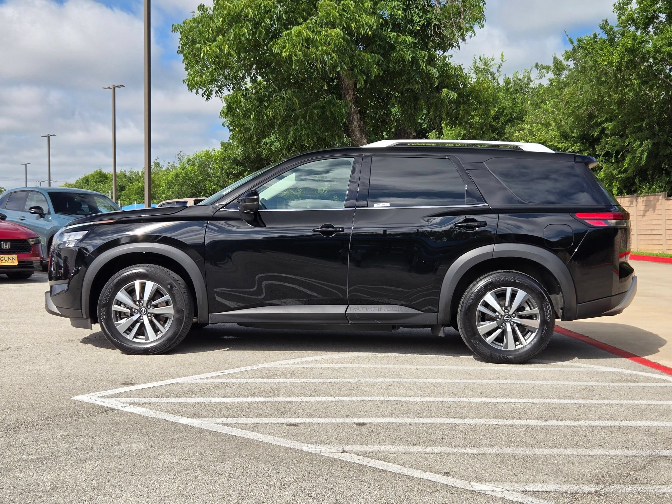 Used 2025 Nissan Pathfinder SL AWD/4WD image 6