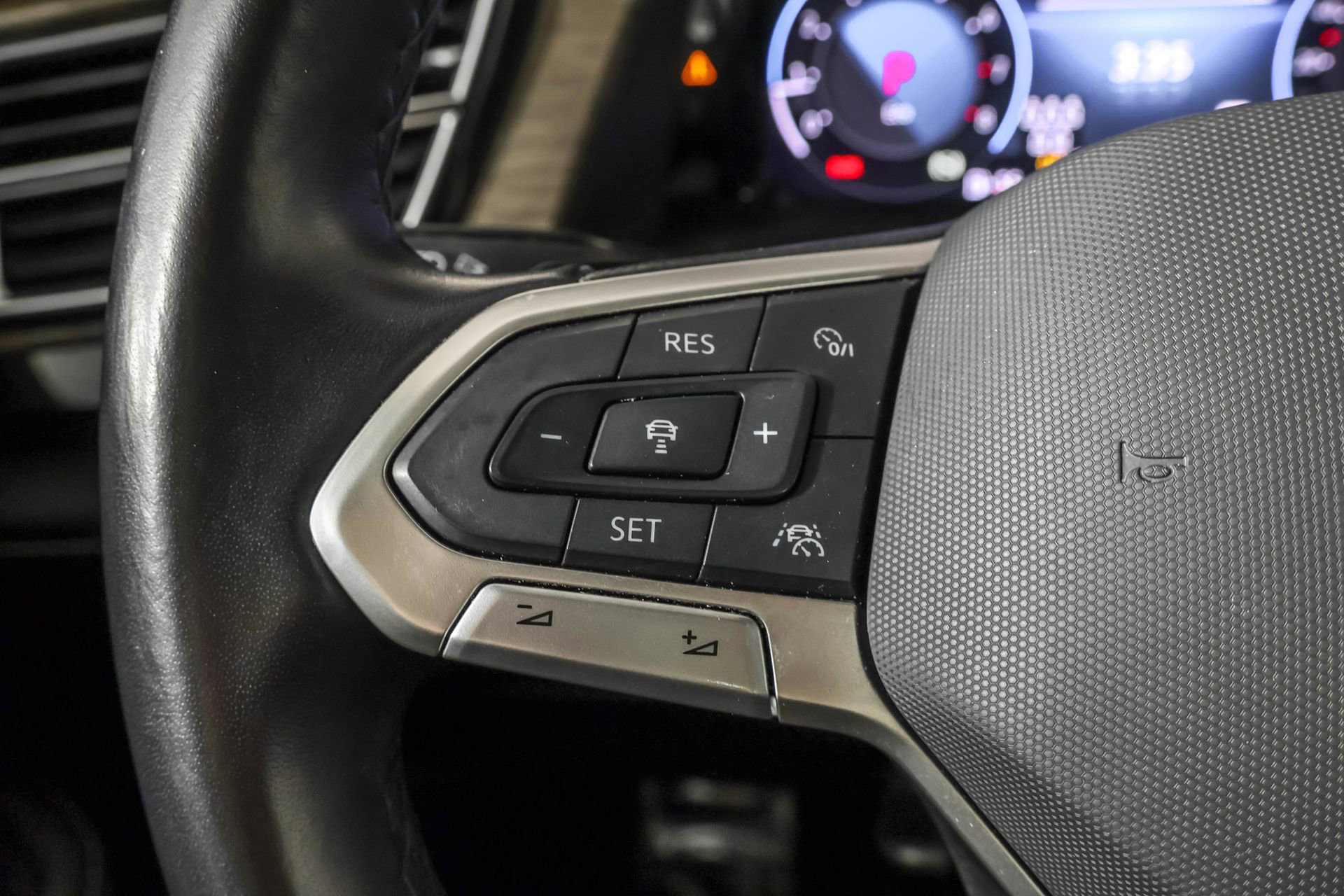 Used 2024 Volkswagen Atlas SEL Premium R-Line image 30