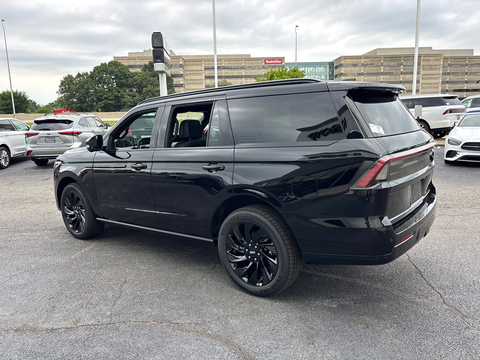 New 2027 Lincoln Navigator Reserve w/ Jet Appearance Package AWD/4WD image 5