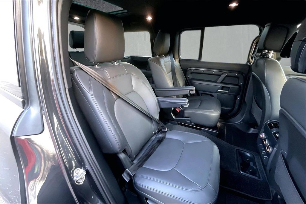 New 2026 Land Rover Defender 130 X-Dynamic SE image 10