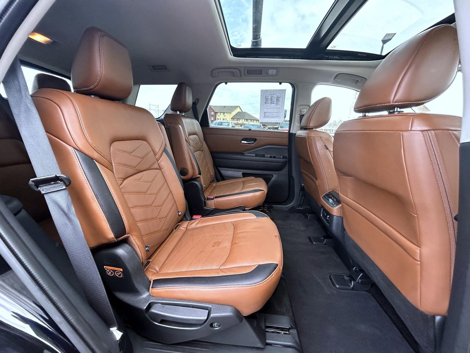 Used 2024 Nissan Pathfinder Platinum image 19