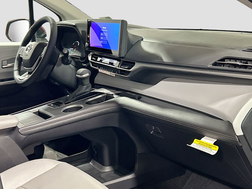 Used 2026 Toyota Sienna XLE image 30