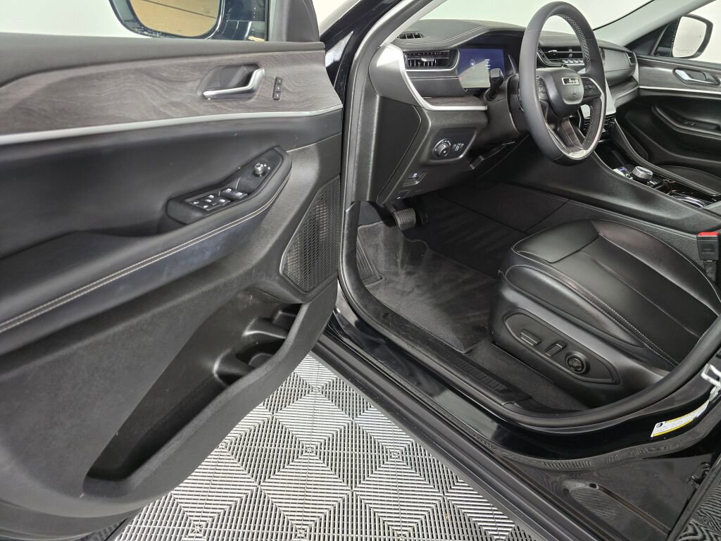 Used 2023 Jeep Grand Cherokee Limited w/ Black Appearance Package image 17