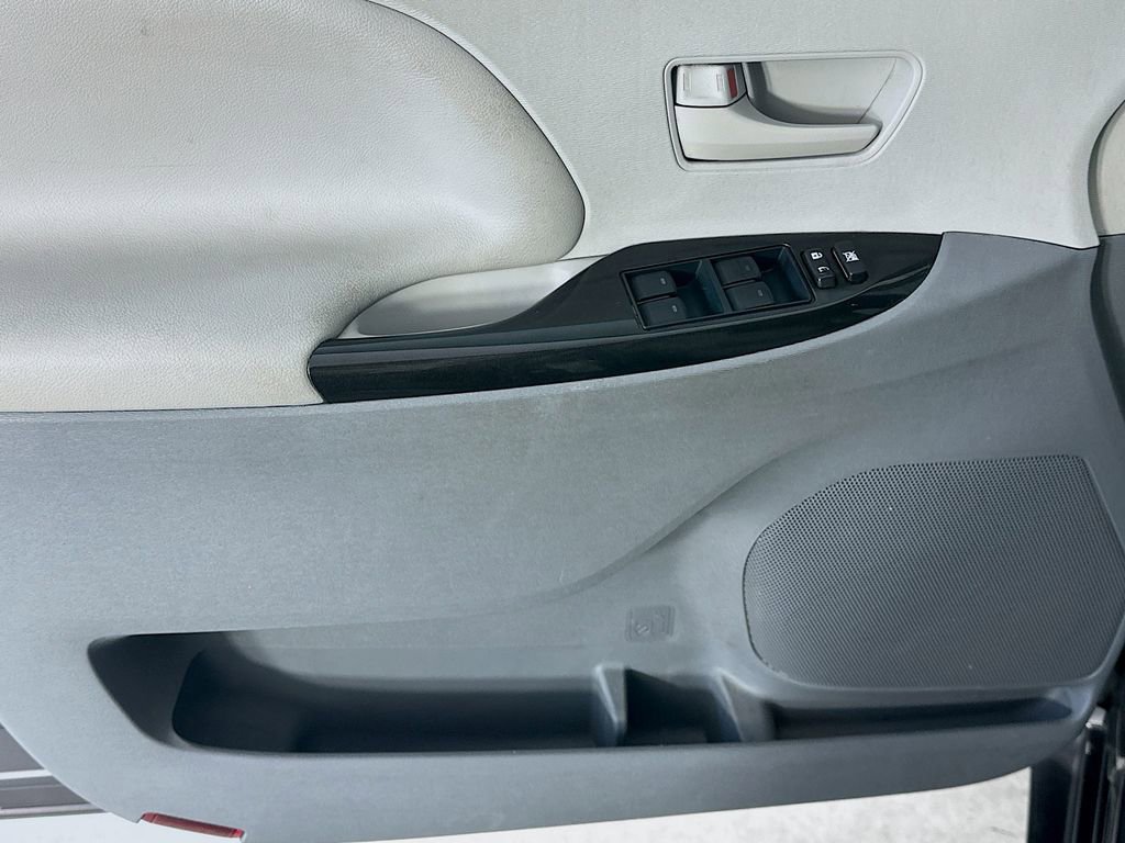 Used 2014 Toyota Sienna L FWD image 21