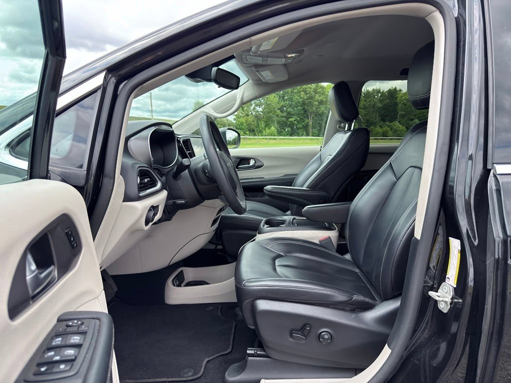 Used 2023 Chrysler Pacifica Touring-L FWD image 2
