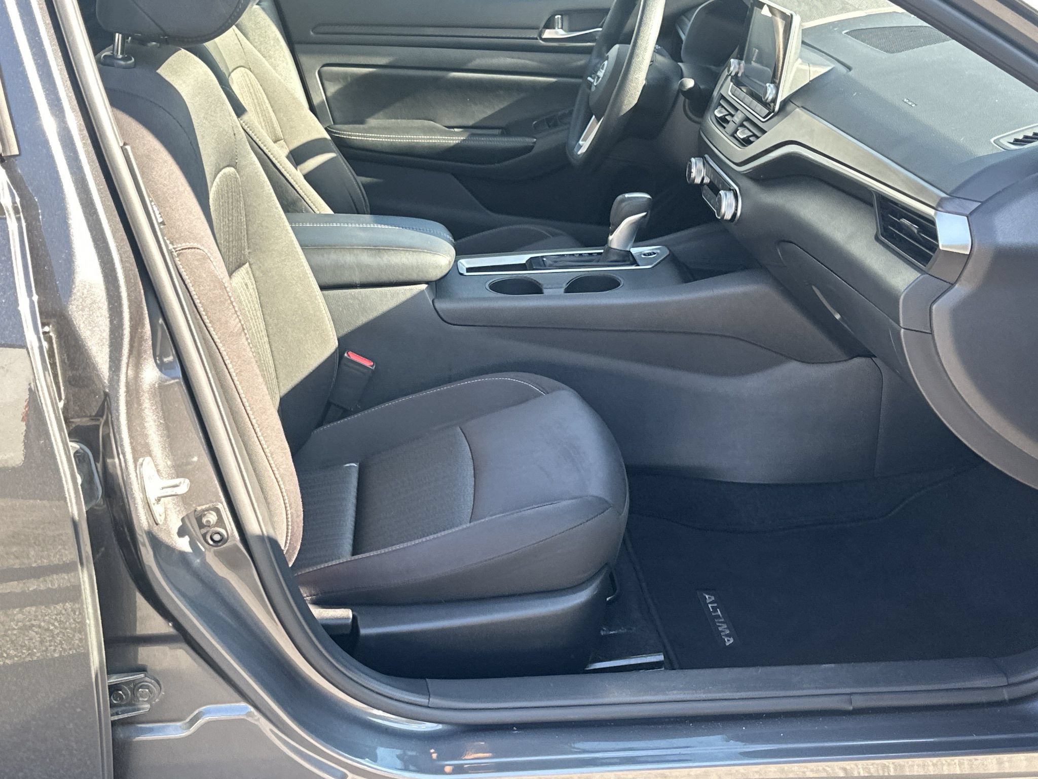 Used 2025 Nissan Altima 2.5 SV FWD image 13