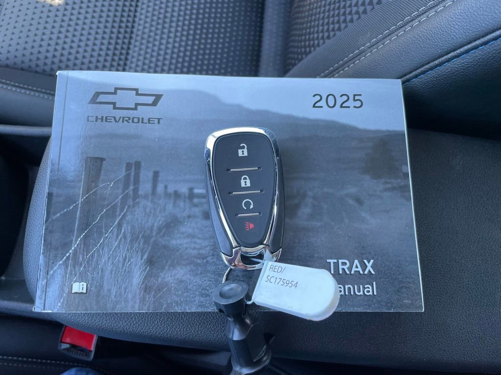 Used 2025 Chevrolet Trax LT FWD image 42