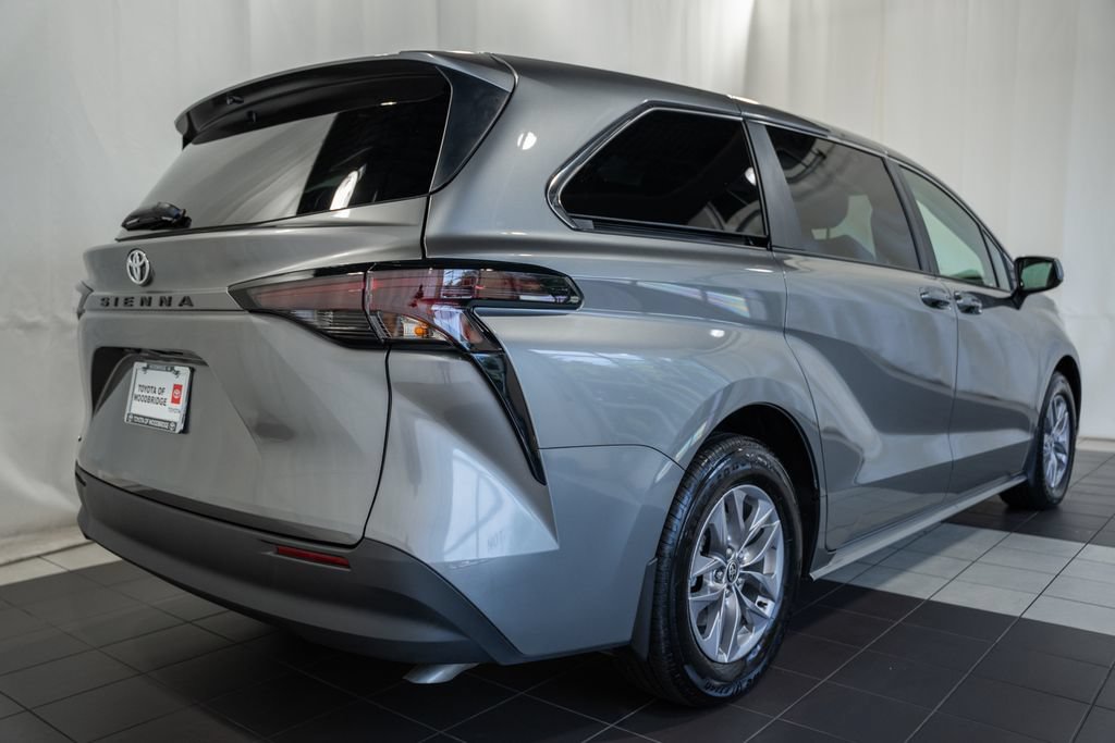 Used 2026 Toyota Sienna LE FWD image 4