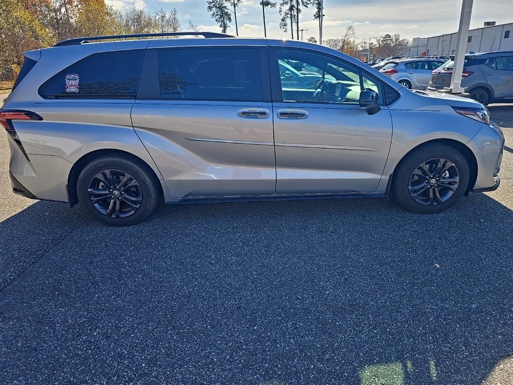 Used 2025 Toyota Sienna XSE image 4