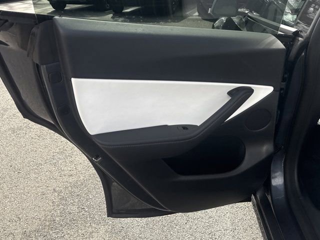 Used 2022 Tesla Model Y Performance image 23