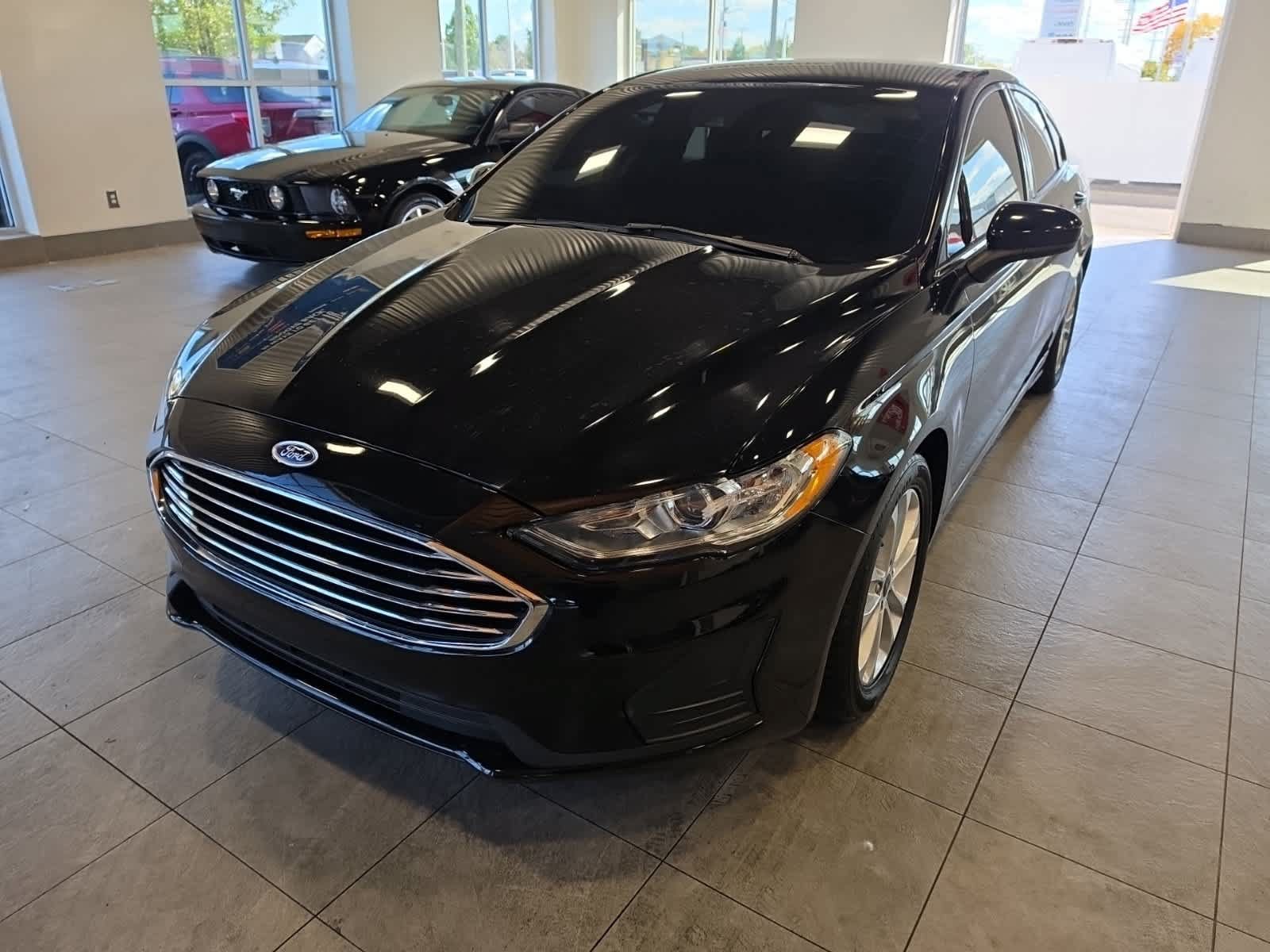 Used 2020 Ford Fusion SE FWD image 1