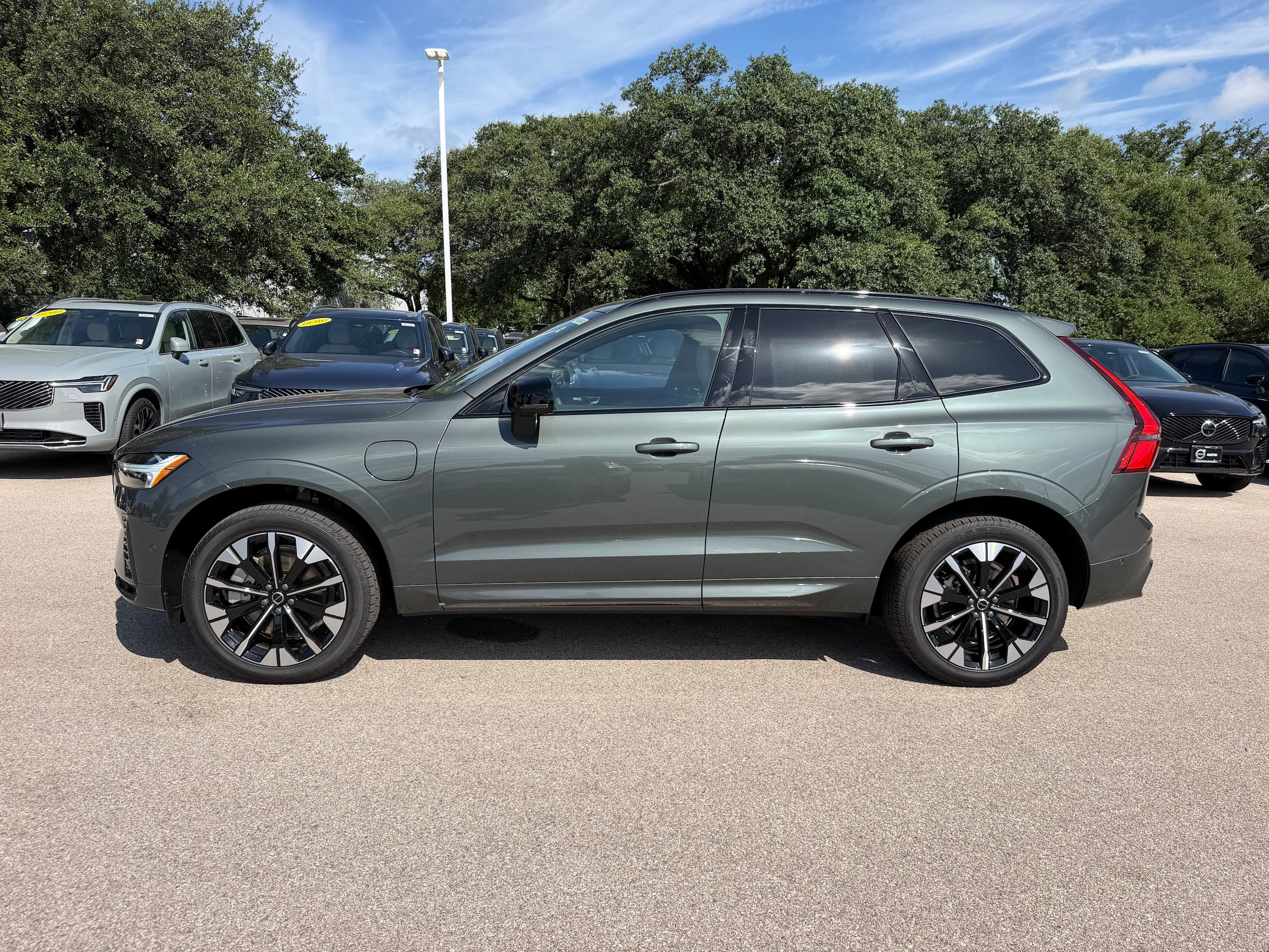 New 2026 Volvo XC60 T8 Plus w/ Climate Package AWD/4WD image 3