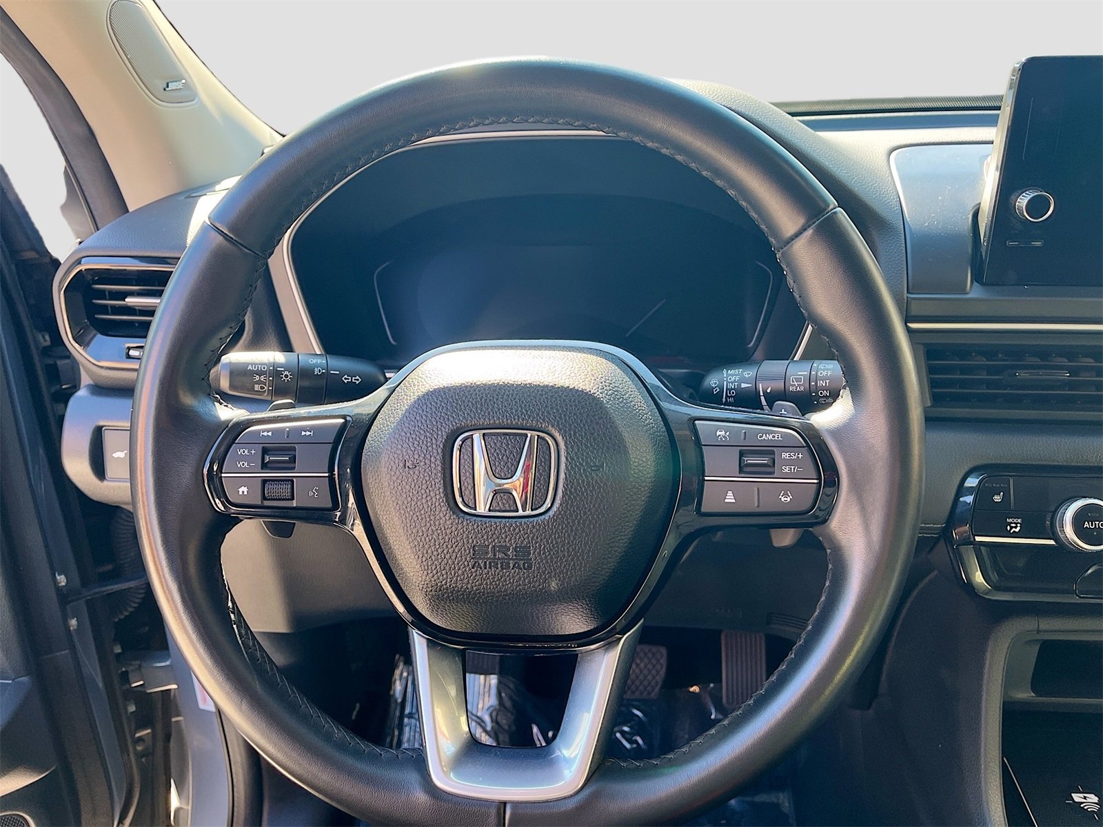 Used 2024 Honda Pilot Touring image 11