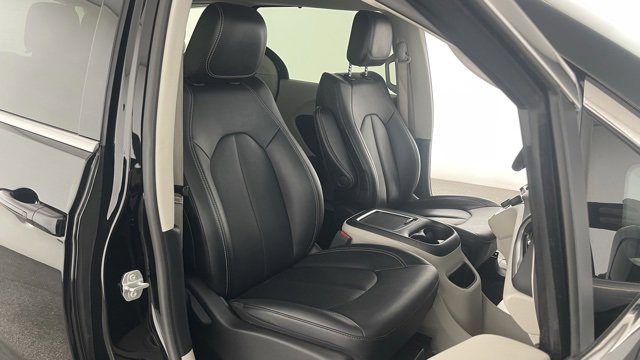 Used 2024 Chrysler Pacifica Touring-L image 48