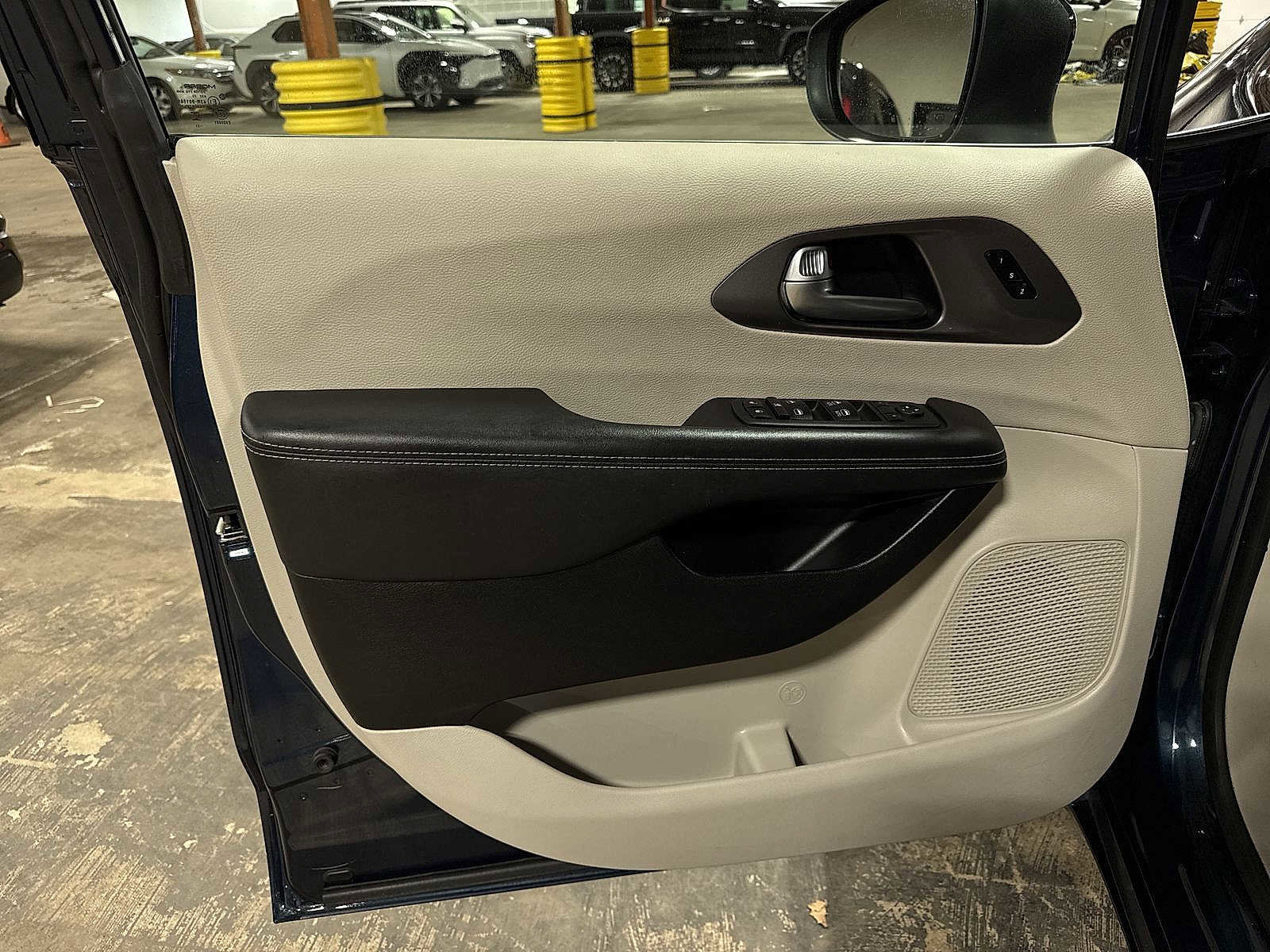 Used 2023 Chrysler Pacifica Touring-L image 28