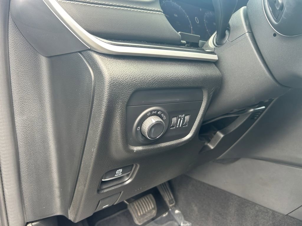 Used 2022 Jeep Grand Cherokee L Altitude image 21