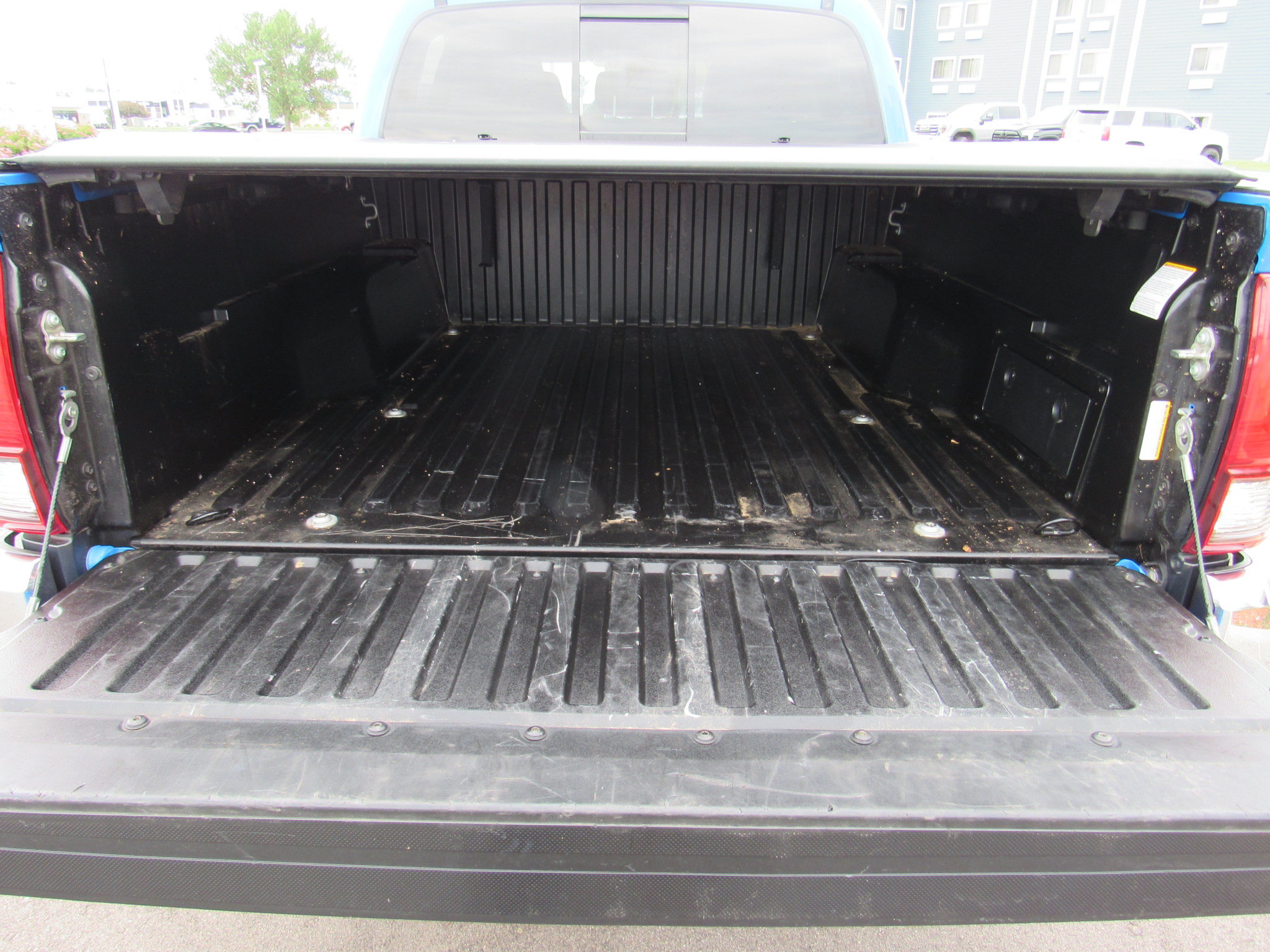 Used 2020 Toyota Tacoma SR5 w/ Blackout Package AWD/4WD image 38