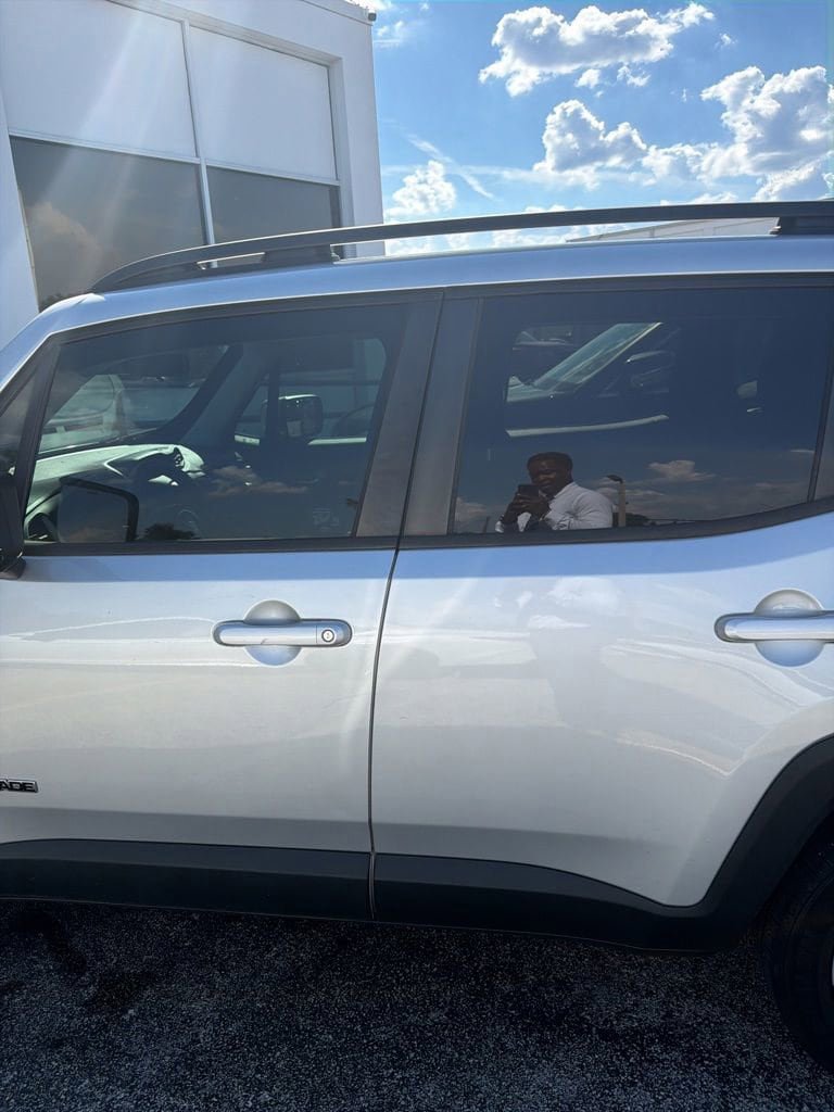 Used 2019 Jeep Renegade Latitude FWD image 5