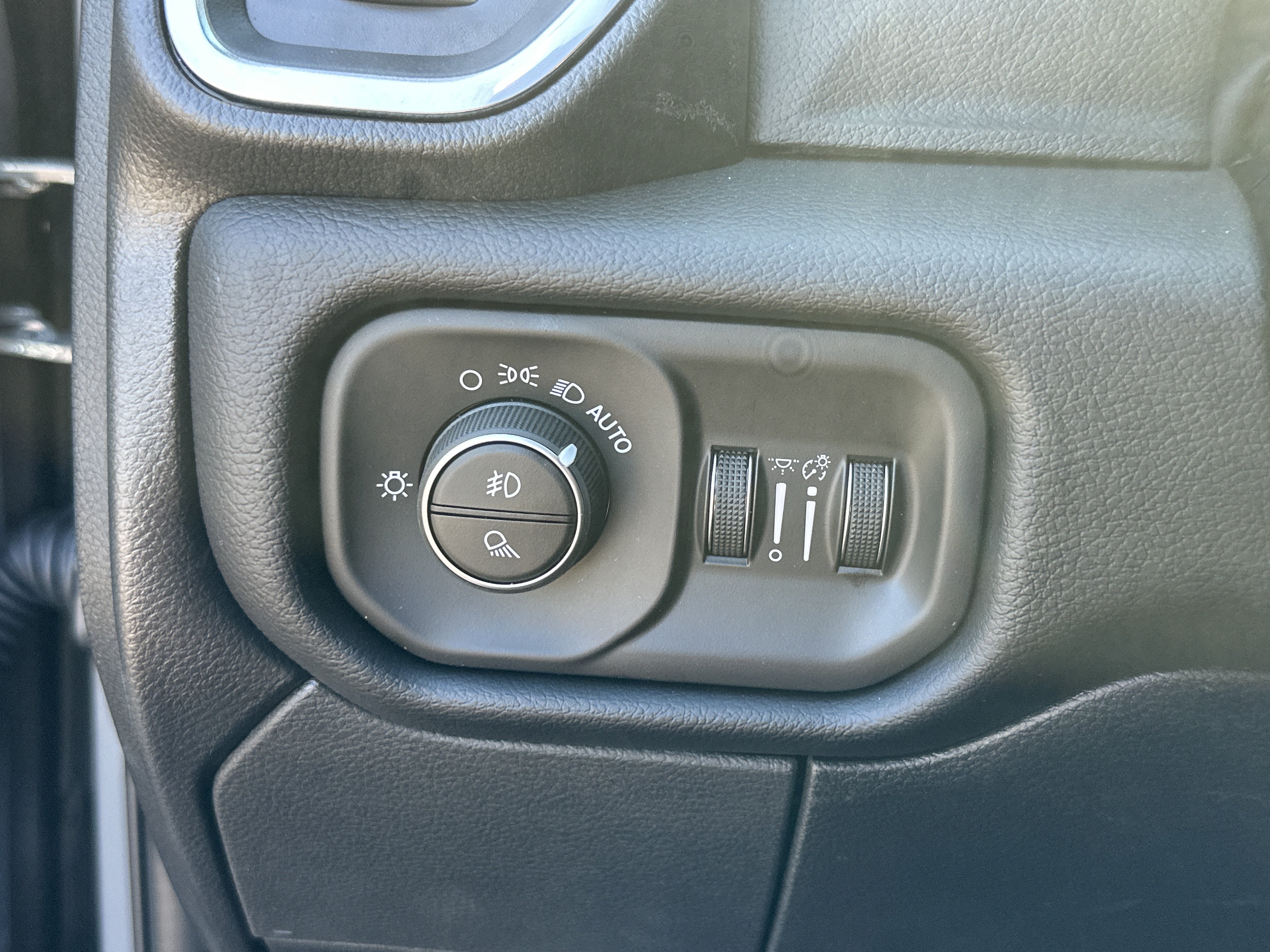 New 2026 RAM 2500 Laramie AWD/4WD image 13