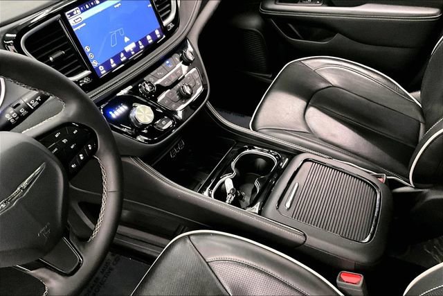 Used 2025 Chrysler Pacifica Limited image 15