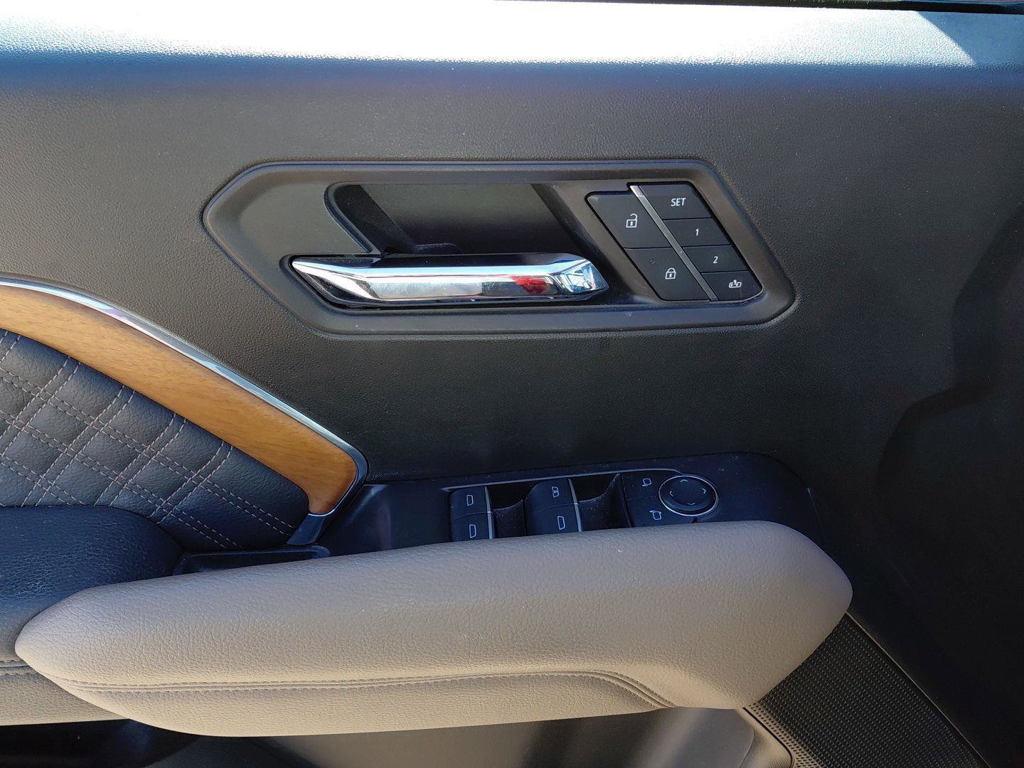 Used 2024 GMC Canyon Denali image 25