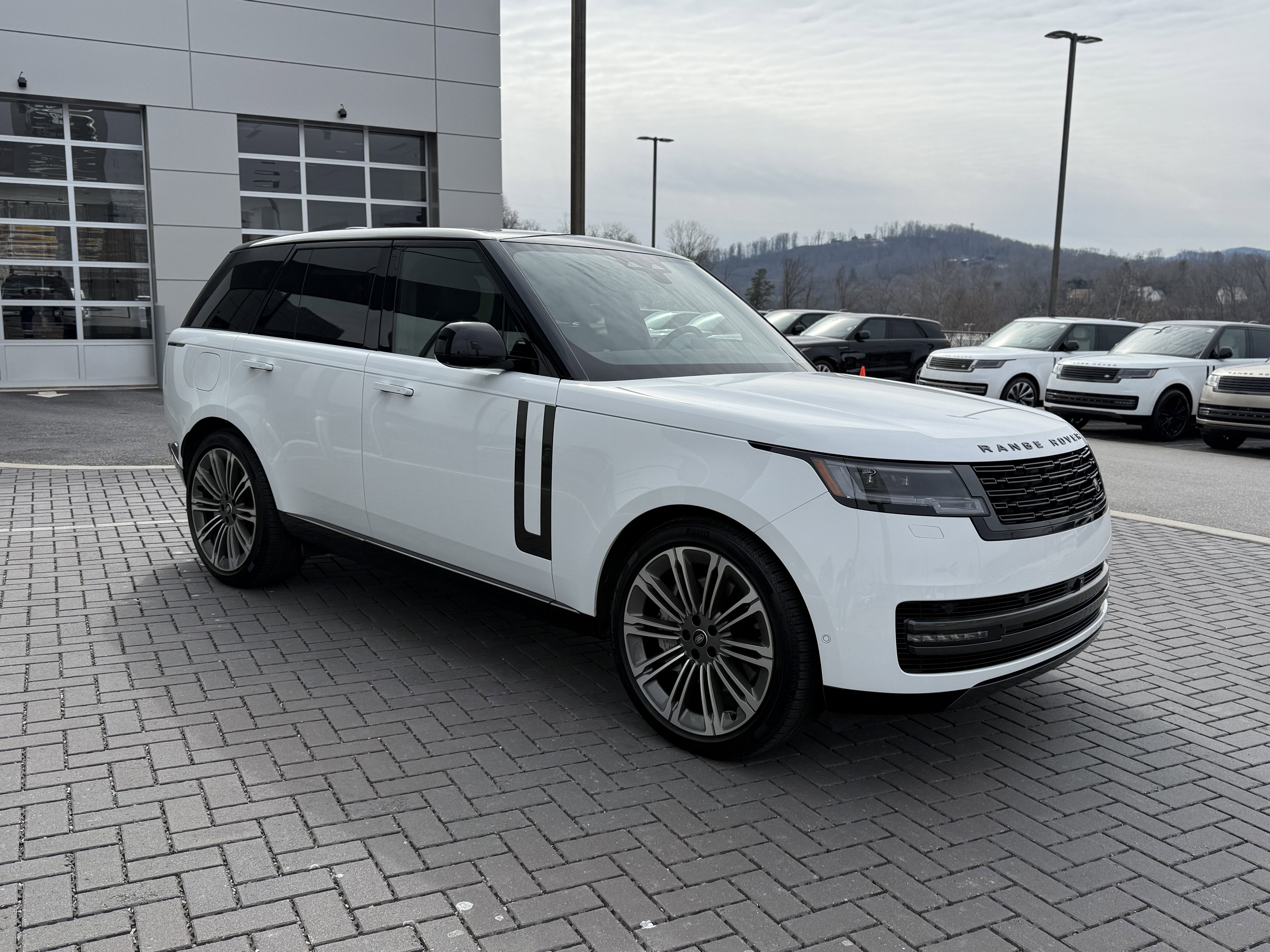 Certified 2025 Land Rover Range Rover SE image 3