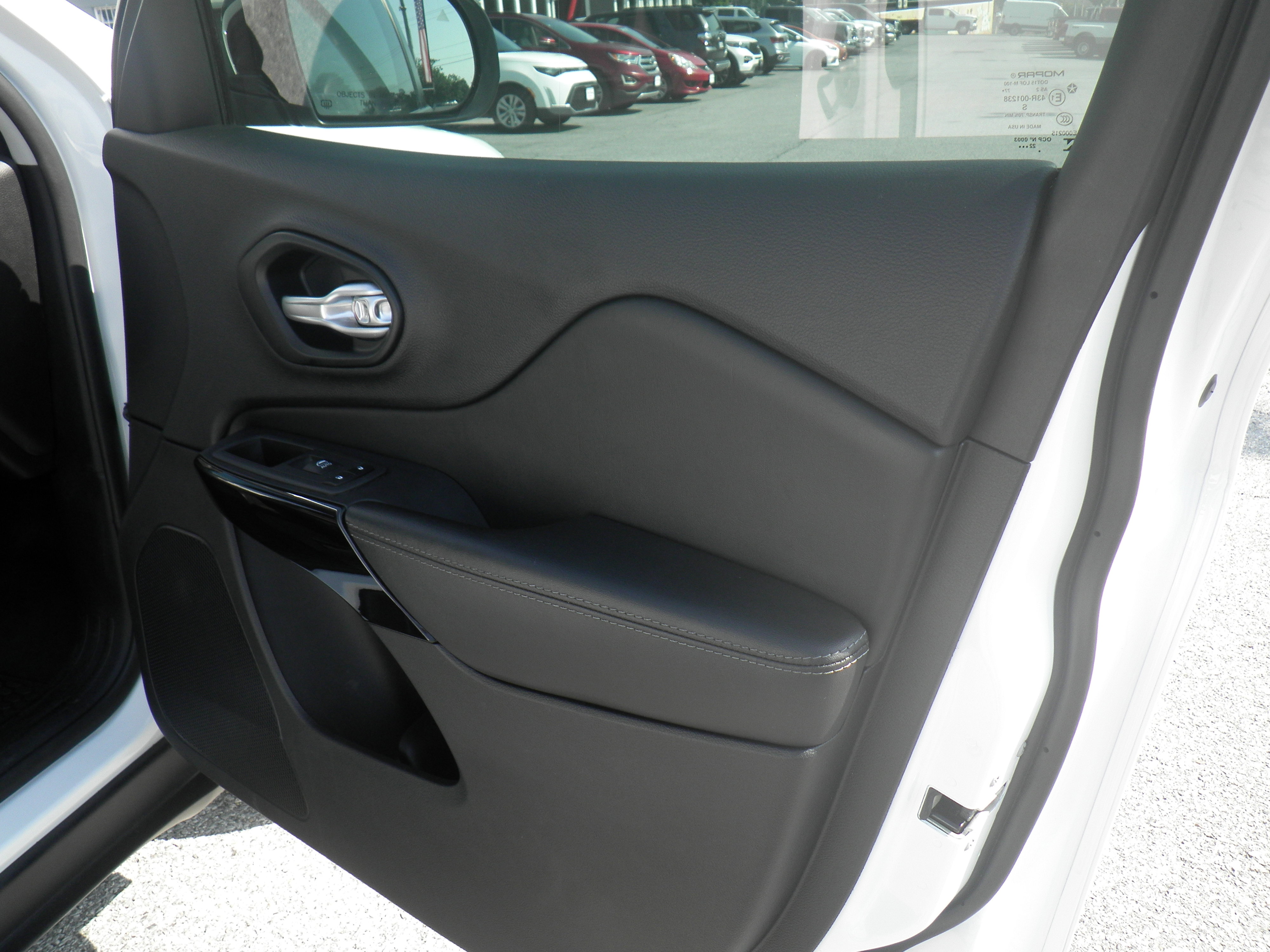 Used 2023 Jeep Cherokee Altitude Lux image 27