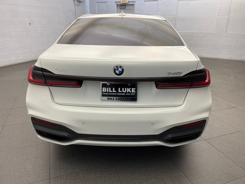 Used 2021 BMW 740i w/ M Sport Package RWD image 9