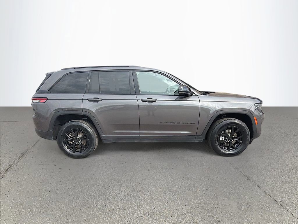 Used 2024 Jeep Grand Cherokee Altitude RWD image 3