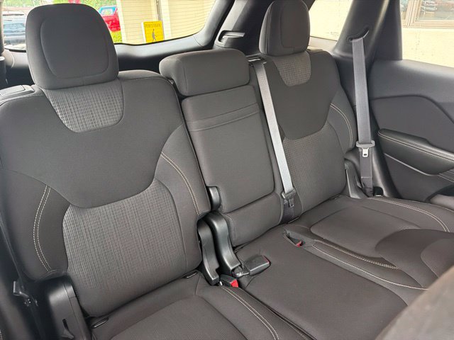 Used 2016 Jeep Cherokee Latitude w/ Cold Weather Group AWD/4WD image 16