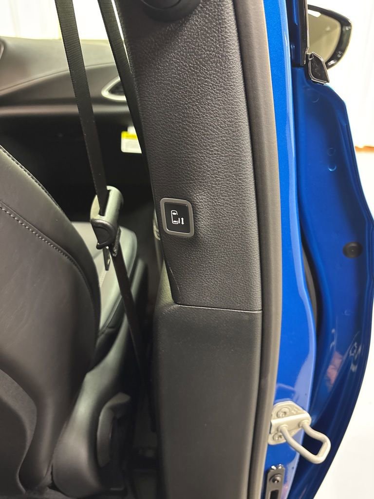 New 2026 Chrysler Pacifica Select FWD image 32