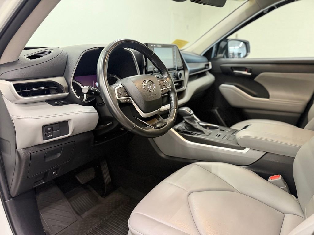 Used 2022 Toyota Highlander XLE image 13