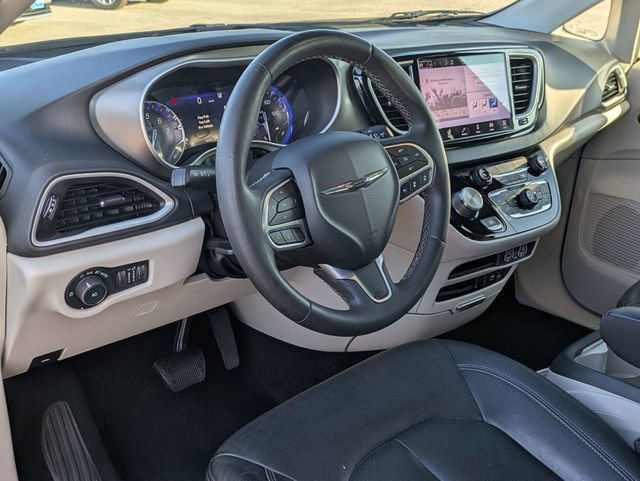 Used 2022 Chrysler Pacifica Touring-L image 12