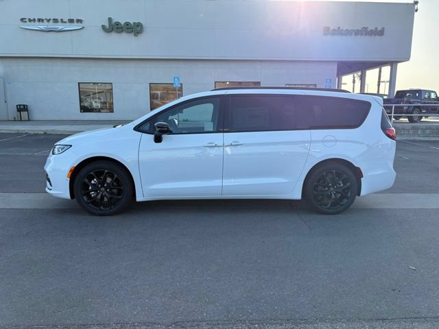 New 2026 Chrysler Pacifica Limited w/ Uconnect Theater Family Group FWD image 4