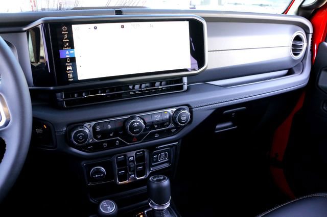 Used 2025 Jeep Wrangler Sahara w/ Technology Group image 15