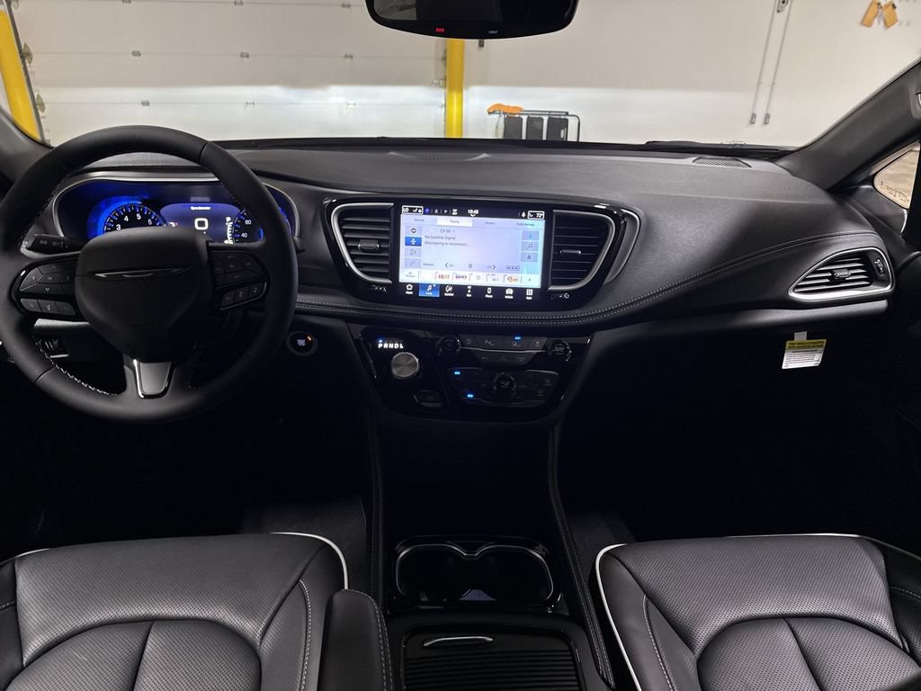 New 2027 Chrysler Pacifica Limited w/ Family Tech Group AWD/4WD image 10